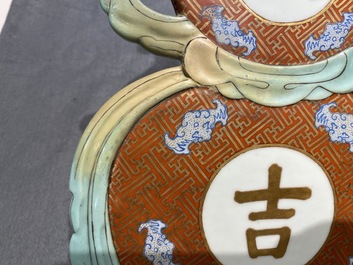Une plaque en forme de gourde en porcelaine de Chine rouge de fer et dor&eacute;, 19&egrave;me