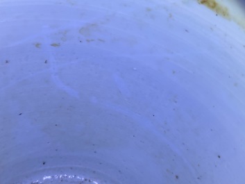 Un grand pot en porcelaine de Chine en bleu et blanc, Kangxi