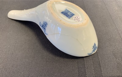 Twintig Chinese blauw-witte lepels, 19/20e eeuw