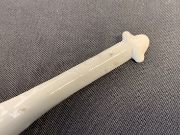 Vijf Chinese blauw-witte en polychrome 'draken' lepels, 19/20e eeuw