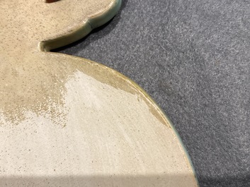 Une plaque en forme de gourde en porcelaine de Chine rouge de fer et dor&eacute;, 19&egrave;me