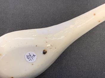 Zes Chinese blauw-witte lepels met figuren en pagodes, 19/20e eeuw