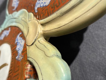 Une plaque en forme de gourde en porcelaine de Chine rouge de fer et dor&eacute;, 19&egrave;me