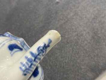 Een Chinese blauw-witte theepot met deksel, Kangxi