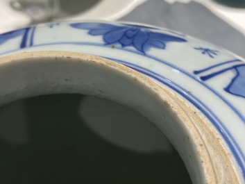 Un grand pot en porcelaine de Chine en bleu et blanc, Kangxi
