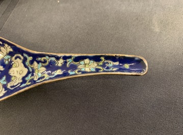 Vijf Chinese lepels met blauwe fondkleur, w.o. een paar Tongzhi merk en periode