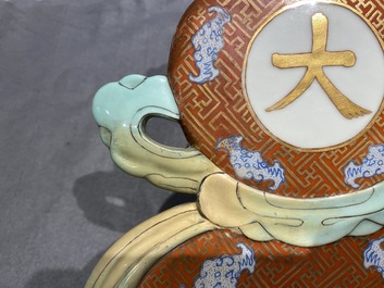Une plaque en forme de gourde en porcelaine de Chine rouge de fer et dor&eacute;, 19&egrave;me