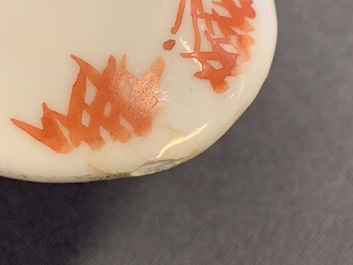 Twee Chinese famille rose lepels met blauwe en limoengroene fondkleur, Tongzhi merk en periode