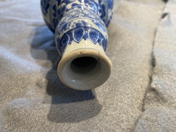 Une paire de bases de narguil&eacute; en porcelaine de Chine en bleu et blanc, Kangxi
