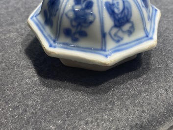 Een Chinese blauw-witte theepot met deksel, Kangxi