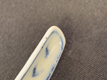 Vijf Chinese blauw-witte lepels met landschappen, 19e eeuw