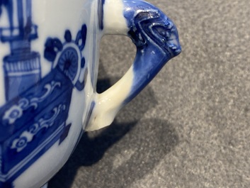 Une paire de bols couverts en porcelaine de Chine en bleu et blanc &agrave; d&eacute;cor d'antiquit&eacute;s, Kangxi