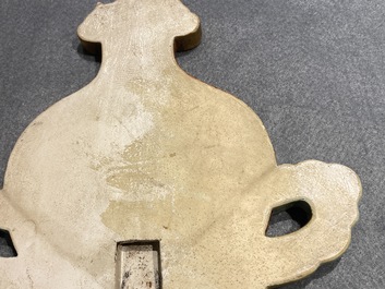 Une plaque en forme de gourde en porcelaine de Chine rouge de fer et dor&eacute;, 19&egrave;me