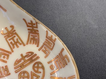 Drie Chinese ijzerrode en vergulde lepels met Shou-karakters, Tongzhi/Daoguang merk en periode