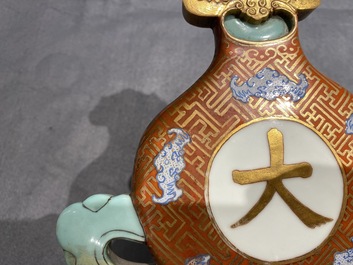 Une plaque en forme de gourde en porcelaine de Chine rouge de fer et dor&eacute;, 19&egrave;me