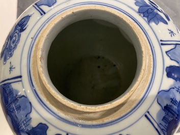 Un grand pot en porcelaine de Chine en bleu et blanc, Kangxi
