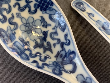 Five Chinese blue and white spoons, 19th C.