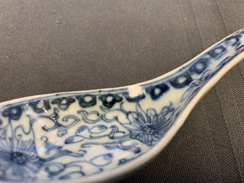 Twintig Chinese blauw-witte lepels, 19/20e eeuw