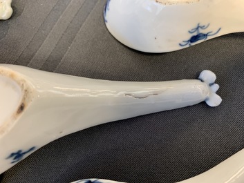 Elf Chinese blauw-witte lepels, 19/20e eeuw
