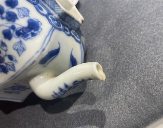 Een Chinese blauw-witte theepot met deksel, Kangxi
