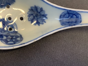 Vijf Chinese blauw-witte en polychrome 'draken' lepels, 19/20e eeuw