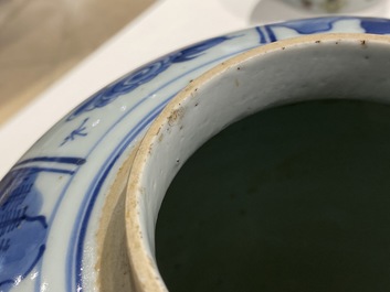 Un grand pot en porcelaine de Chine en bleu et blanc, Kangxi
