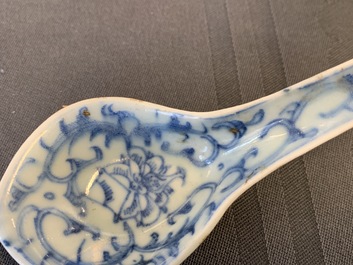 Quinze cuill&egrave;res en porcelaine de Chine en bleu et blanc, 19/20&egrave;me