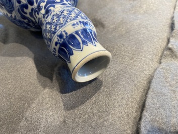 Une paire de bases de narguil&eacute; en porcelaine de Chine en bleu et blanc, Kangxi