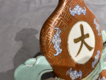 Une plaque en forme de gourde en porcelaine de Chine rouge de fer et dor&eacute;, 19&egrave;me
