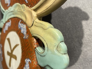 Une plaque en forme de gourde en porcelaine de Chine rouge de fer et dor&eacute;, 19&egrave;me