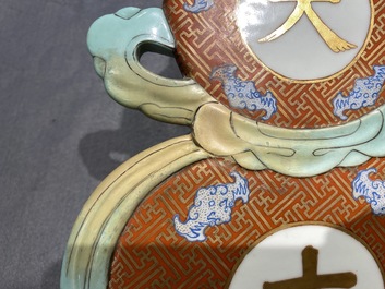 Une plaque en forme de gourde en porcelaine de Chine rouge de fer et dor&eacute;, 19&egrave;me