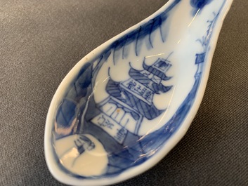 Zes Chinese blauw-witte lepels met figuren en pagodes, 19/20e eeuw