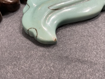Une plaque en forme de gourde en porcelaine de Chine rouge de fer et dor&eacute;, 19&egrave;me