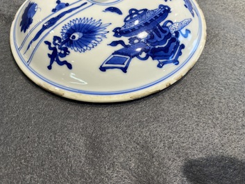 Une paire de bols couverts en porcelaine de Chine en bleu et blanc &agrave; d&eacute;cor d'antiquit&eacute;s, Kangxi