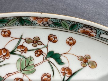 Une paire de plats en porcelaine de Chine famille verte, Kangxi