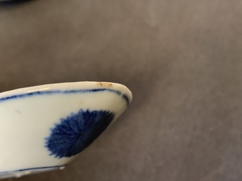 Vijf Chinese blauw-witte en polychrome 'draken' lepels, 19/20e eeuw
