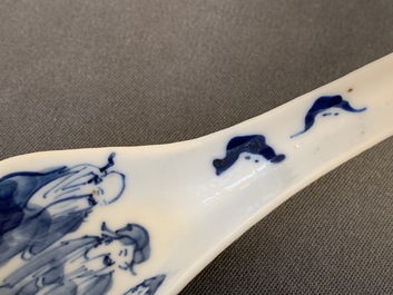 Zes Chinese blauw-witte lepels met figuren en pagodes, 19/20e eeuw