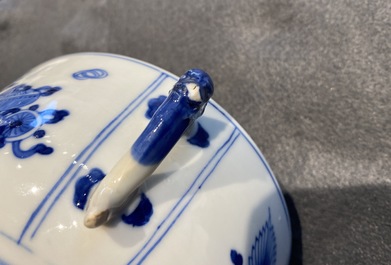 Une paire de bols couverts en porcelaine de Chine en bleu et blanc &agrave; d&eacute;cor d'antiquit&eacute;s, Kangxi