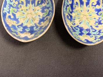 Vijf Chinese lepels met blauwe fondkleur, w.o. een paar Tongzhi merk en periode