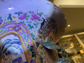 Un grand vase en porcelaine de Chine famille rose, 19&egrave;me
