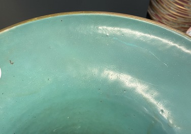 Une paire de grands vases en porcelaine de Chine famille rose, 19&egrave;me