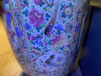Un grand vase en porcelaine de Chine famille rose, 19&egrave;me