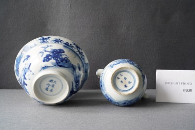Une verseuse et un bol au tigre en porcelaine de Chine en bleu et blanc, marque et &eacute;poque de Kangxi