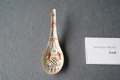 Een grote Chinese famille rose lepel met reli&euml;fdecor, Daoguang merk en periode