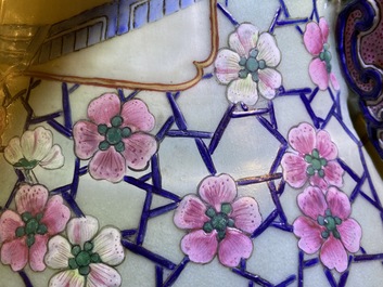 Une paire de grands vases en porcelaine de Chine famille rose, 19&egrave;me