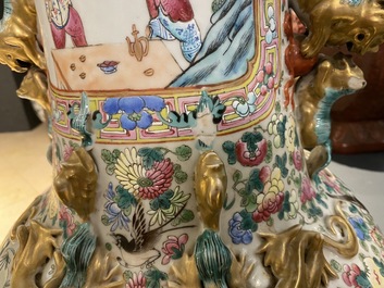 Un grand vase en porcelaine de Chine famille rose, 19&egrave;me