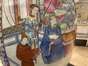 Une paire de grands vases en porcelaine de Chine famille rose, 19&egrave;me