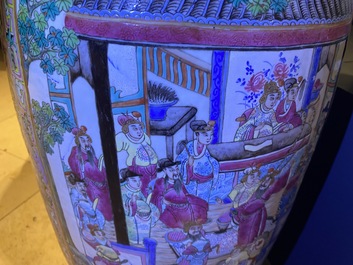 Un grand vase en porcelaine de Chine famille rose, 19&egrave;me