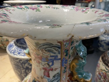 Un grand vase en porcelaine de Chine famille rose, 19&egrave;me