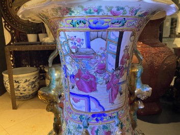 Un grand vase en porcelaine de Chine famille rose, 19&egrave;me